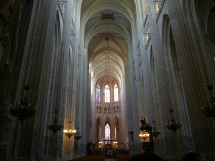 202nantes_cathed_inner.jpg